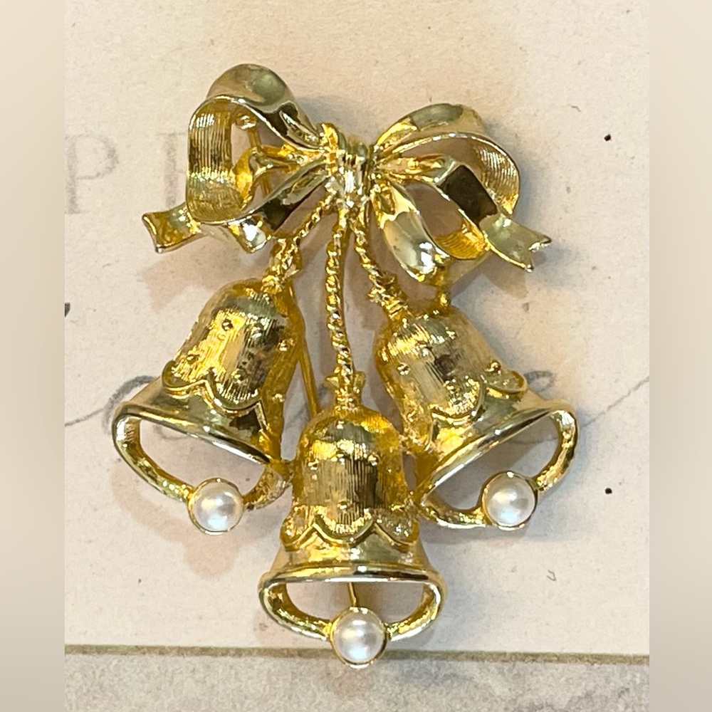 Premier bells & bow gold tone brooch with faux pearls.